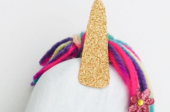 Magical unicorn stones - do this painted rock craft as a fun kids craft and make this unicorn project