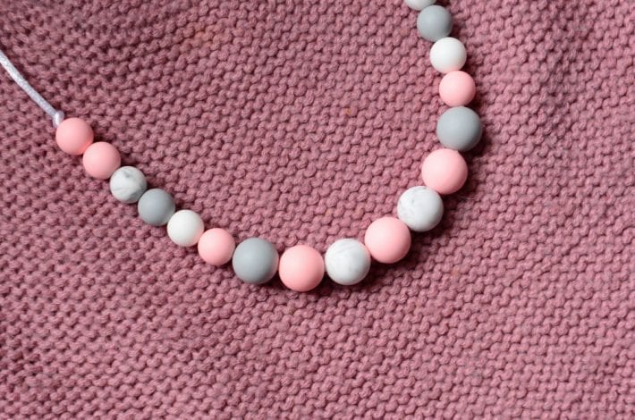 Baby teething necklace for mums med res