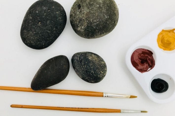 Hedgehog pebble family - the cutest pebble craft - make this fun kids craft and put them on leaves in Autumn