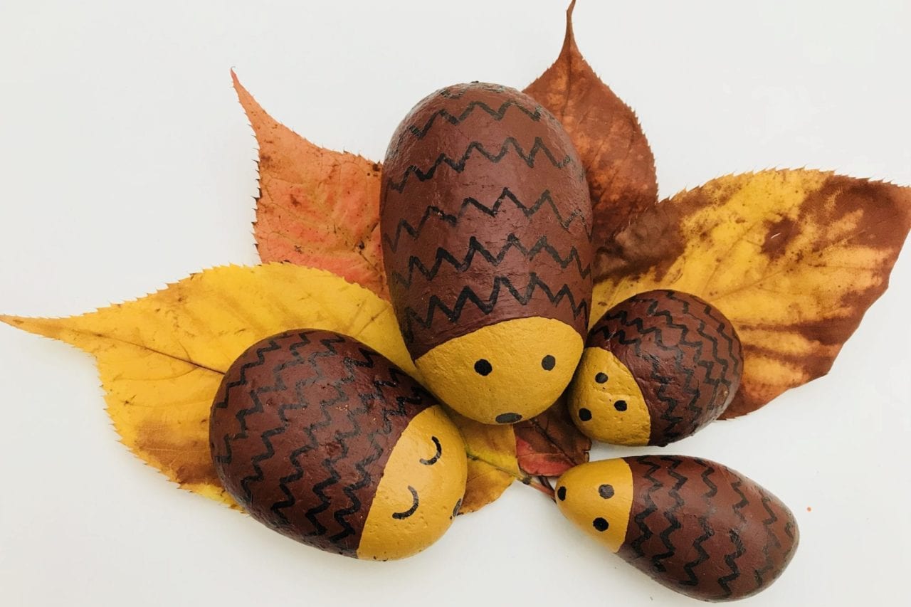 Hedgehog pebble family - the cutest pebble craft - make this fun kids craft and put them on leaves in Autumn