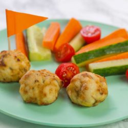 Chicken and apple meatballs - make these baked toddler meatballs for your next family dinner. Baked chicken and apple balls.