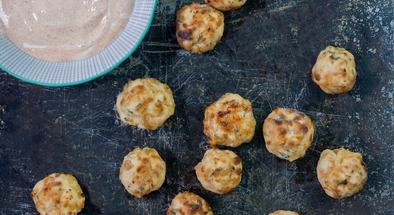 Chicken and apple meatballs - make these baked toddler meatballs for your next family dinner. Baked chicken and apple balls.