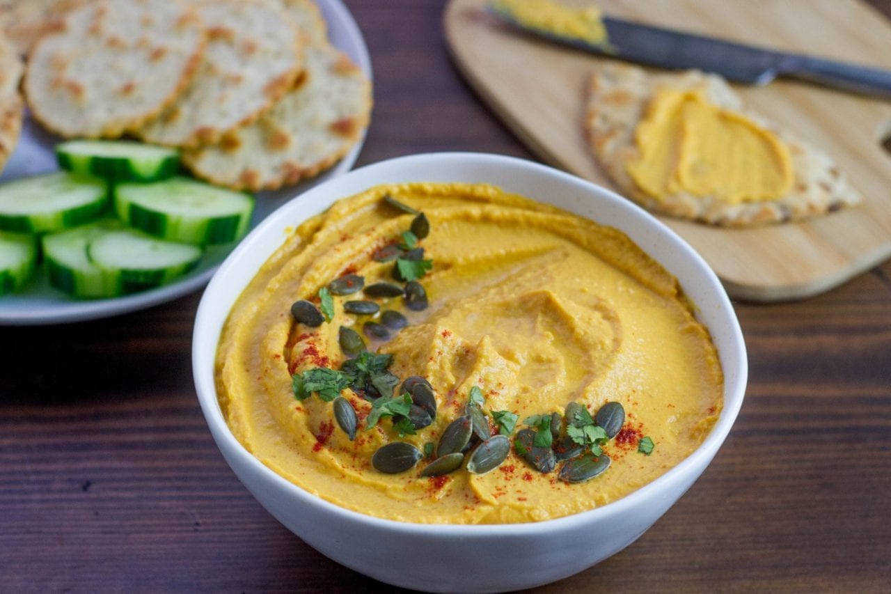 Sweet pumpkin hummus - make this creamy hummus recipe in just 5 minutes - for halloween parties or as a dip with a twist