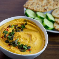 Sweet pumpkin hummus - make this creamy hummus recipe in just 5 minutes - for halloween parties or as a dip with a twist
