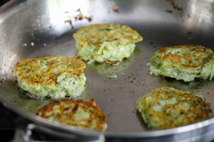 Kolokithokeftedes - Make tasty zucchini fritters for healthy toddler meals. These courgette fritters make healthy veggie burgers too.