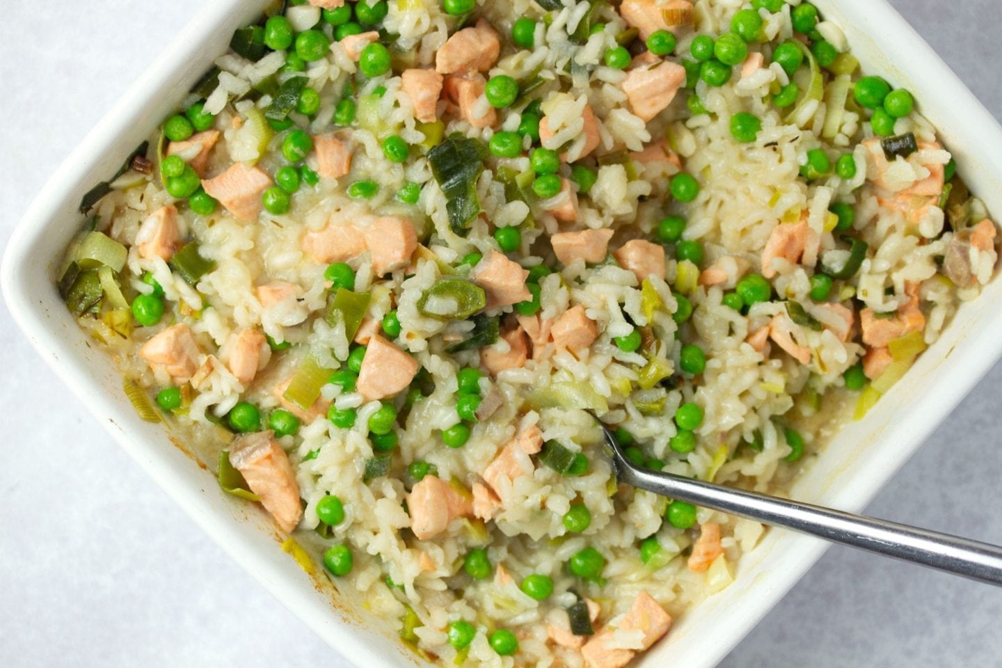 No-stir risotto with salmon, leek and peas image