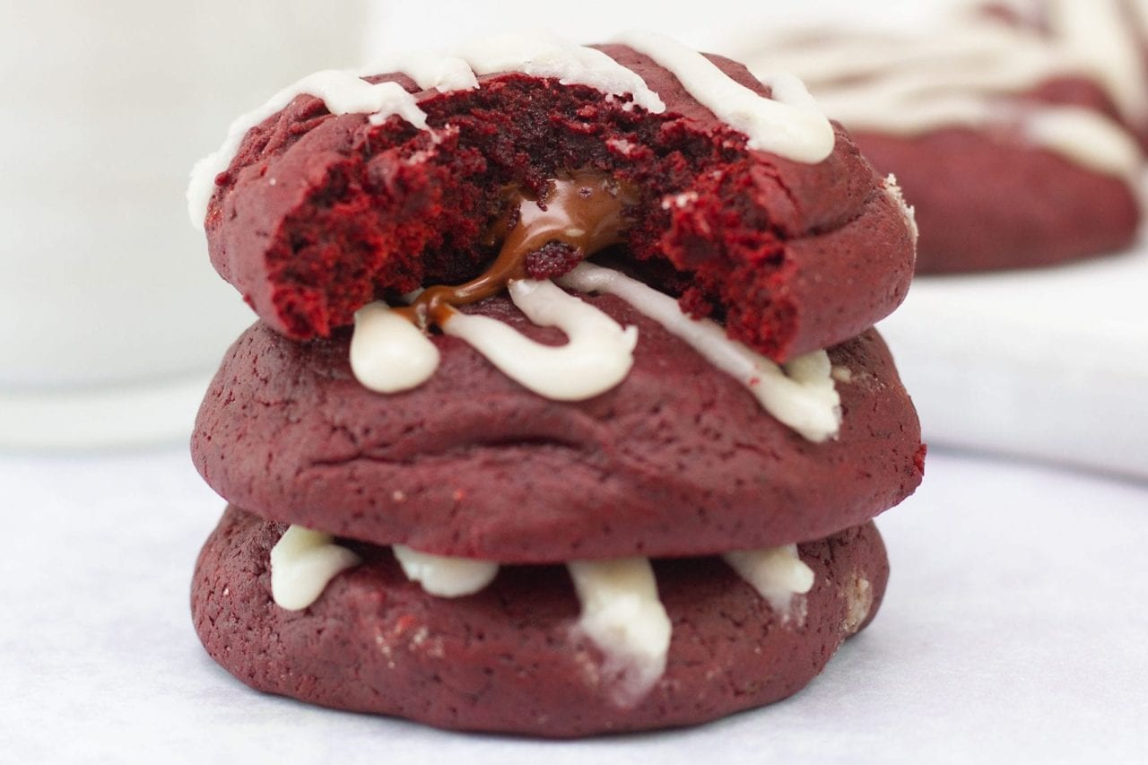 Red velvet cookies - enjoy these gooey and delicious cookies with a chocolate fondant filling