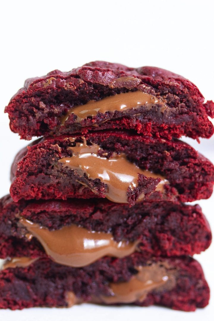 Red velvet cookies - enjoy these gooey and delicious cookies with a chocolate fondant filling