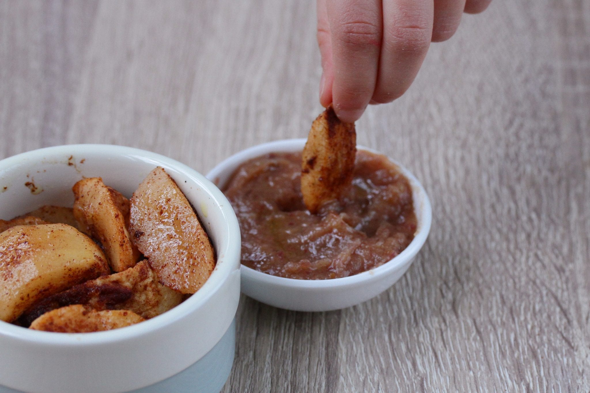 Baby dessert: baked apple with a date caramel