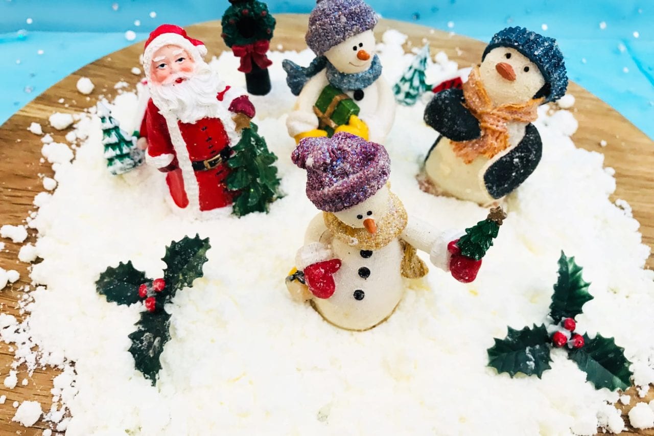 magical snow scene craft - enjoy this beautiful and easy Christmas craft with the kids