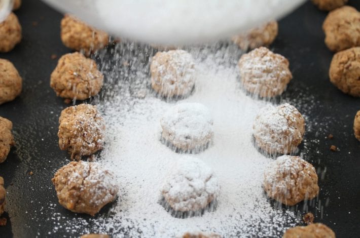 Almond shortbread snow balls - make these delicious kourabiedes a traditional Greek dessert