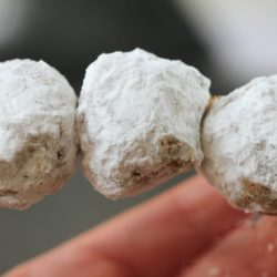 Almond shortbread snow balls - make these delicious kourabiedes a traditional Greek dessert