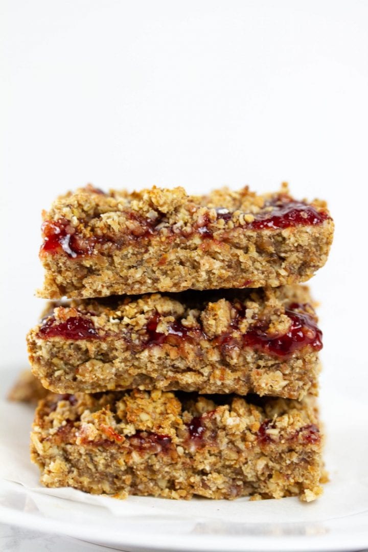 Jam crumble with oats - try these amazing oat crumble bars