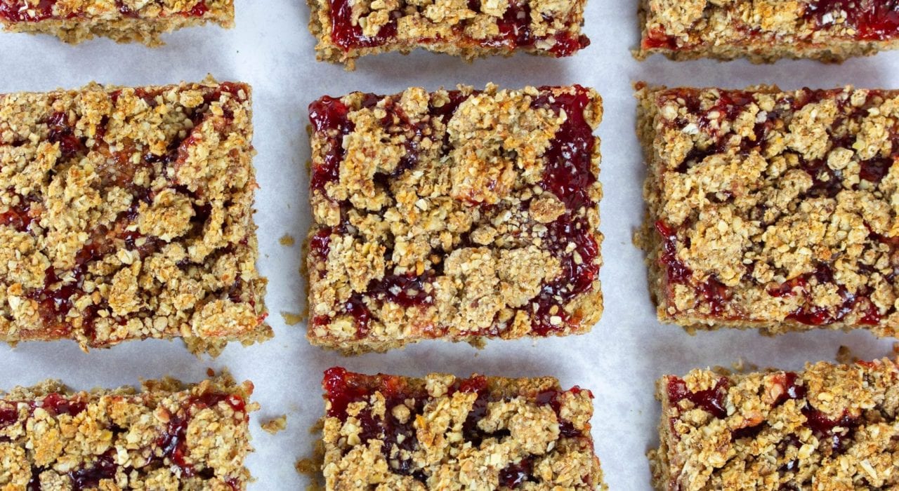 Jam crumble with oats - try these amazing oat crumble bars