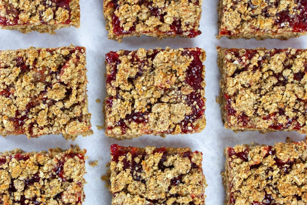 Jam crumble with oats - try these amazing oat crumble bars