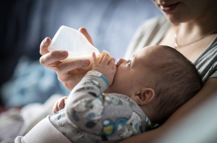 Mother feeding baby - expert wants to make formula prescription only