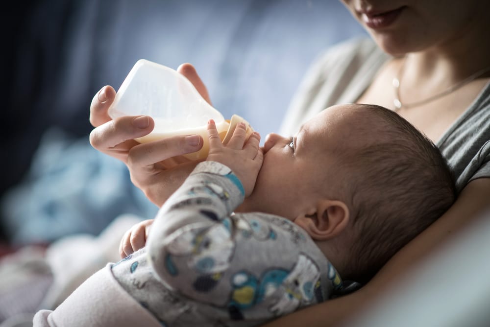 Mother feeding baby - expert wants to make formula prescription only