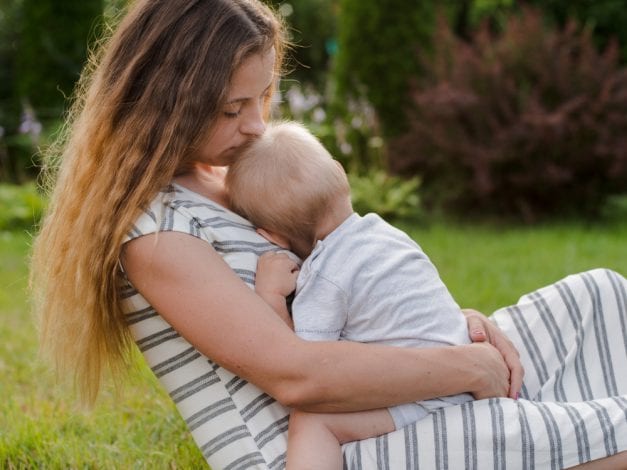 Mother feeding baby - expert wants to make formula prescription only