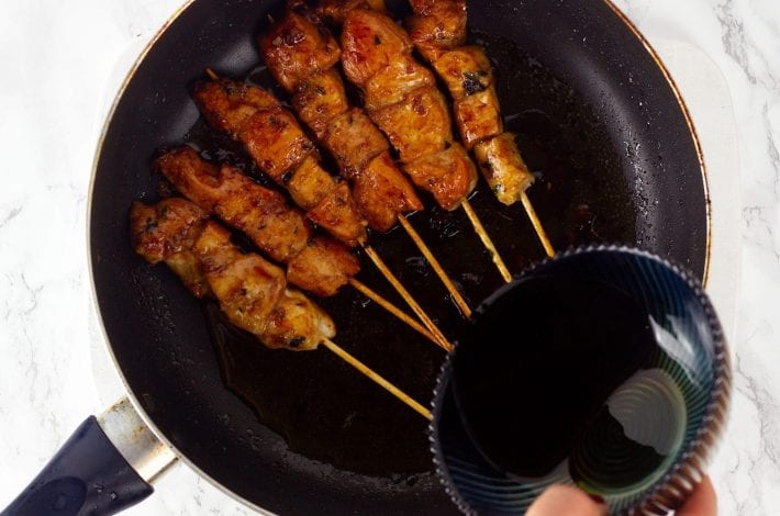 Make these sticky lemon chicken skewers for your next family dinner. Sticky chicken skewers are a great way to make chicken taste delicious, without breadcrumbs and frying.