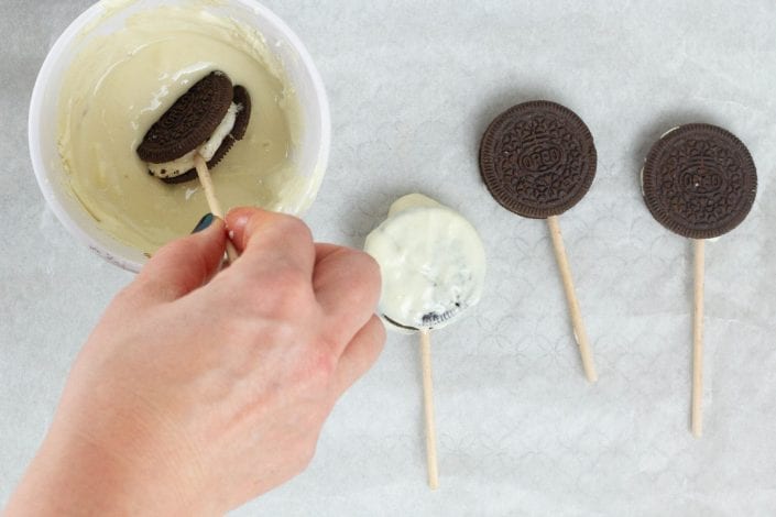 Oreo pops - make these delicious oreo cookie pops for kids parties or kids activities