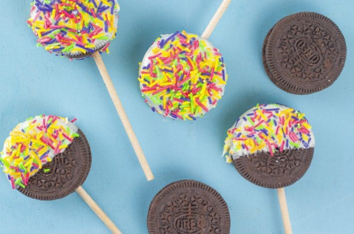 Oreo pops - make these delicious oreo cookie pops for kids parties or kids activities