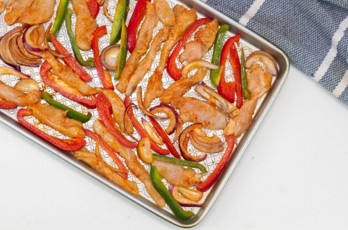 Oven chicken fajitas - make a quick and easy family dinner with these one pan chicken fajitas