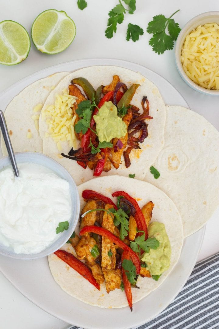Oven chicken fajitas - make a quick and easy family dinner with these one pan chicken fajitas