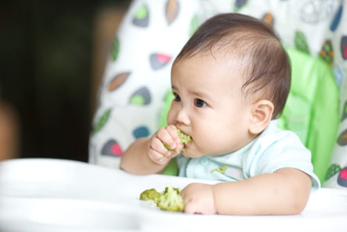 Why playing with food is good for baby - messy eaters - baby led weaning - learning by playing with food