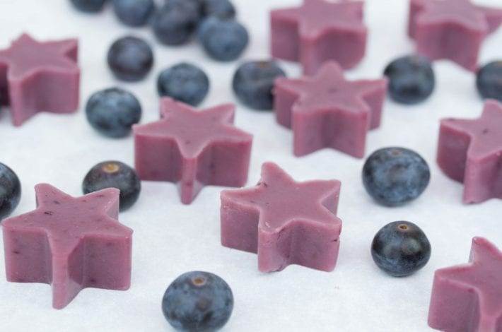blueberry gummies - try these homemade blueberry sweets made with fresh fruits and a great dairy free snack