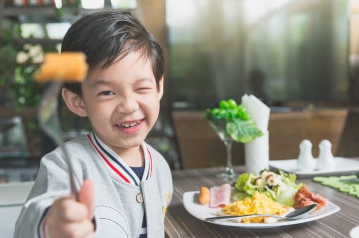 eating out with toddlers - 9 things no parent warned you about eating out with young children