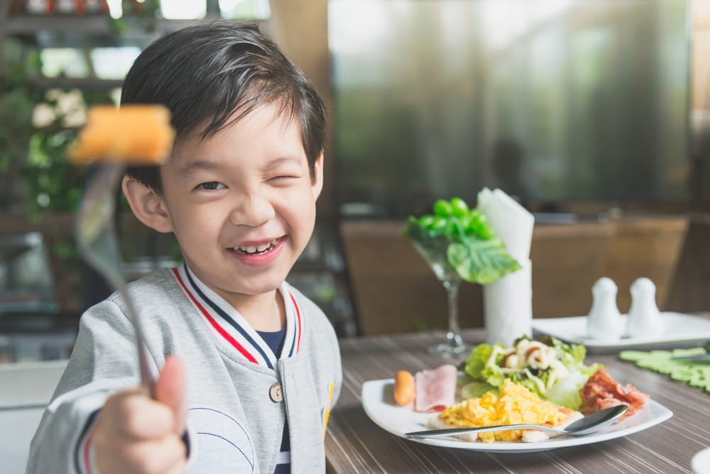 eating out with toddlers - 9 things no parent warned you about eating out with young children