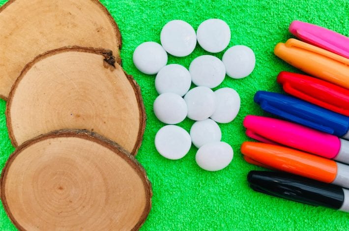 DIY Tic tac toe craft and nature games with your favourite minibeasts- spring craft for kids