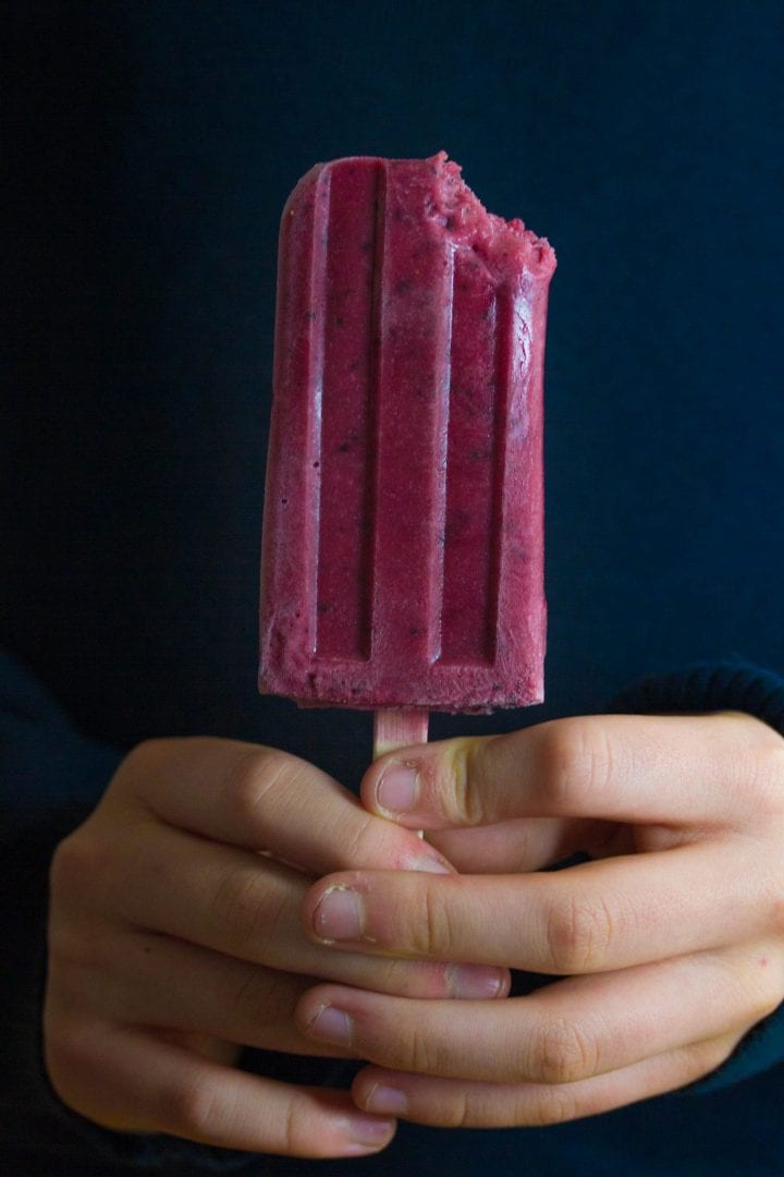 5 minute homemade ice lollies - enjoy these triple berry ice lollies made with fresh fruits #homemade ice lollies #berry lollies