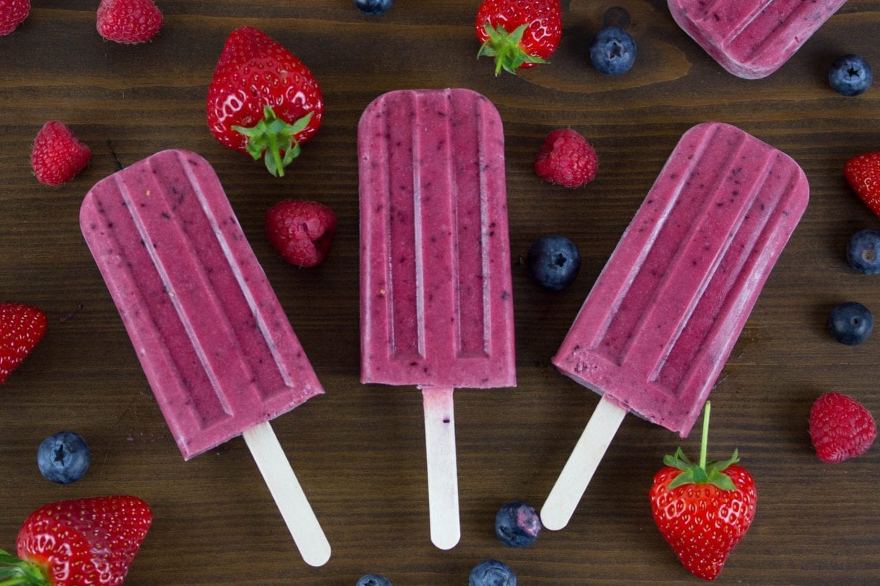 5 minute homemade ice lollies - enjoy these triple berry ice lollies made with fresh fruits #homemade ice lollies #berry lollies