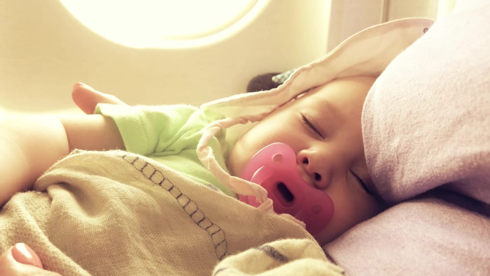 Flying with a newborn. Flying with baby rules, tips and packing lists for air travel with baby
