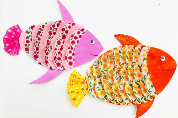 Paper plate fish craft for kids made with paper cupcake liners or bun cases - an easy summer craft for kids