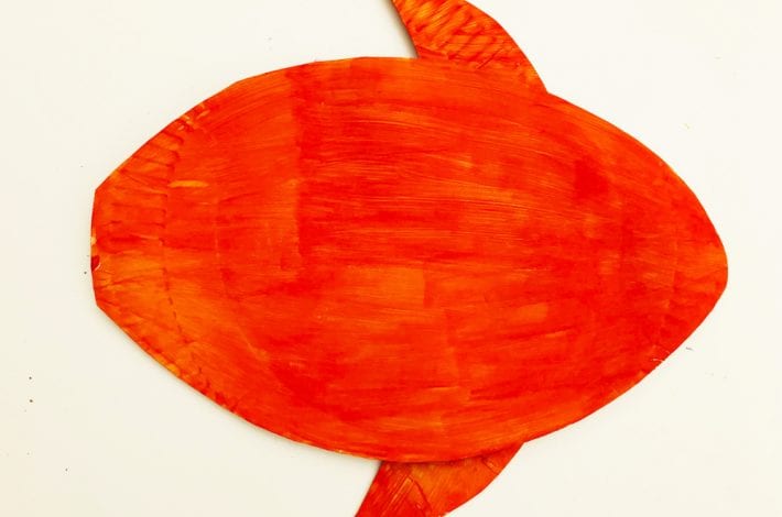 Paper plate fish craft for kids made with paper cupcake liners or bun cases - an easy summer craft for kids