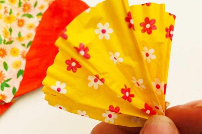 Paper plate fish craft for kids made with paper cupcake liners or bun cases - an easy summer craft for kids