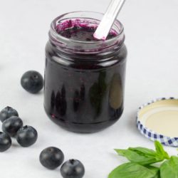 Blueberry jelly - make this homemade basil and blueberry jam as a fresh and healthy breakfast spread