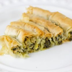 Spanakopita spiral pie - make this healthy spinach and feta cheese filo pie from a traditional Greek recipe
