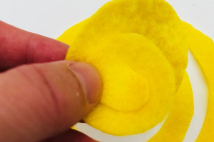 How to make easy diy felt flowers with this no-sew felt flowers craft for kids