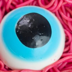 Giant edible Halloween eyeballs - make these edible eyeballs for Halloween party treats or just for fun