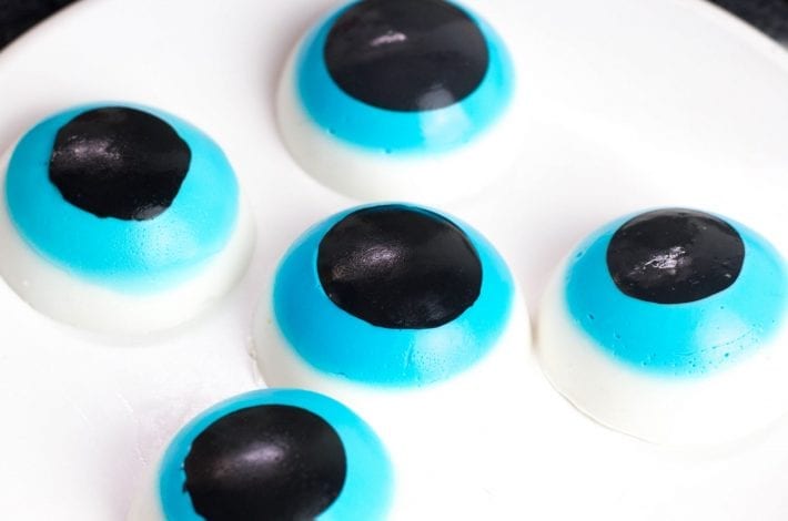 Giant edible Halloween eyeballs - make these edible eyeballs for Halloween party treats or just for fun