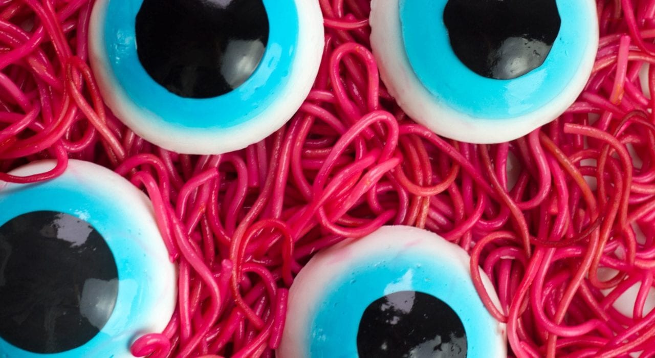 Giant edible Halloween eyeballs - make these edible eyeballs for Halloween party treats or just for fun