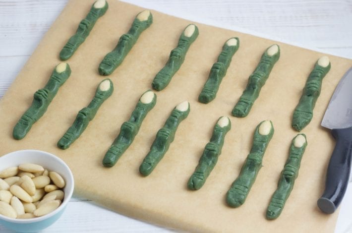 Witch finger cookies made naturally green by using the superfood spirulina - enjoy these Halloween treats