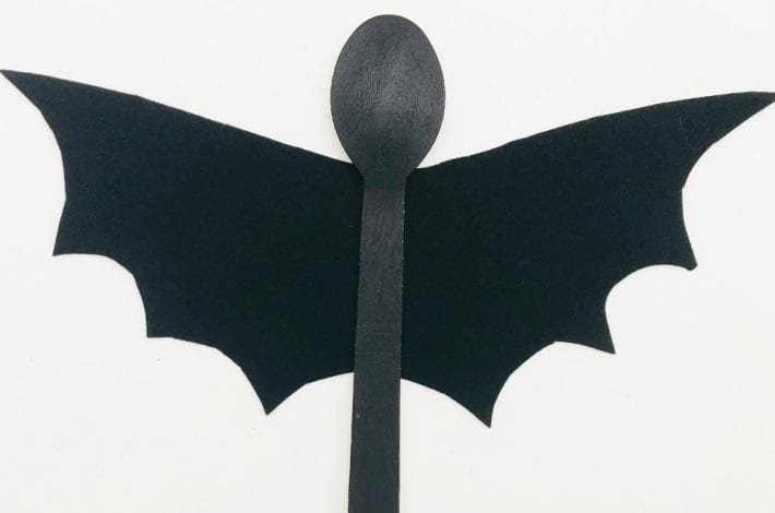 Super Halloween activity with this wooden spoon bat craft. Enjoy making these with the kids this year as a fun Halloween craft which also makes for great Halloween decorations