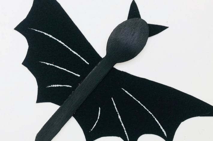 Super Halloween activity with this wooden spoon bat craft. Enjoy making these with the kids this year as a fun Halloween craft which also makes for great Halloween decorations