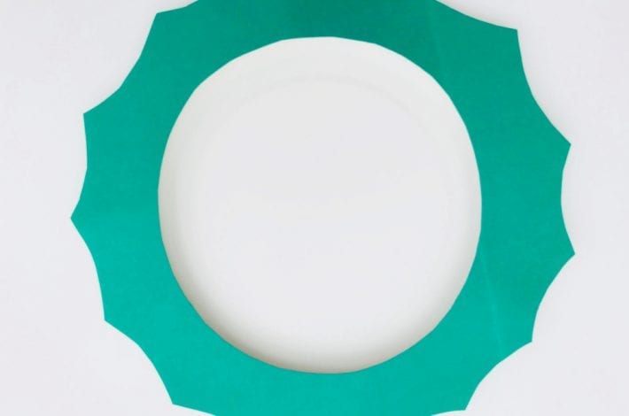 Make your oMake your own Christmas wreath clock to help your child to learn about telling the time. Teach telling time and have fun making a beautiful craft too. It makes for a fun telling the time activity this Christmaswn Christmas wreath clock to help your child to learn about telling the time