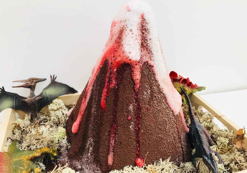 How to make an exploding volcano experiment with the kids - a great science activity that kids will enjoy