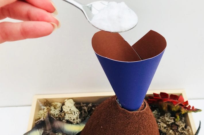 How to make an exploding volcano experiment with the kids - a great science activity that kids will enjoy